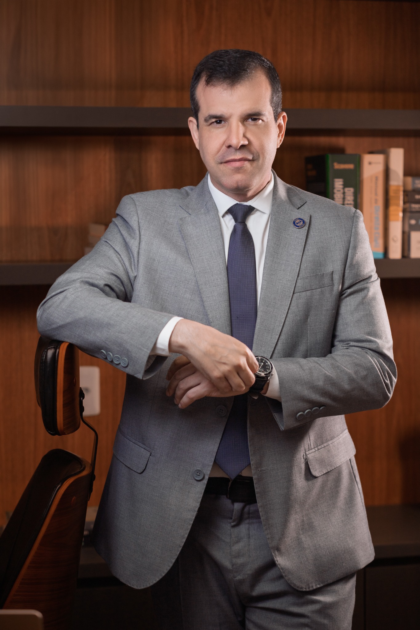 Andrei Barbosa em escritório, em retrato profissional